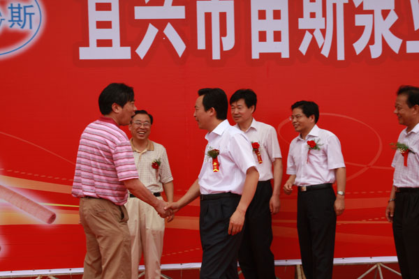 蔣洪亮?xí)浥c蔣龍福董事長親切握手交談