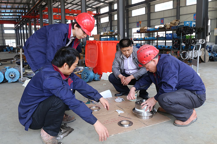 我公司員工逐個(gè)進(jìn)行現(xiàn)場(chǎng)拆裝操作，由廠方技術(shù)人員觀察指導(dǎo)
