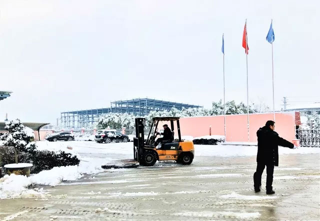 大雪覆蓋道路，員工合力鏟雪