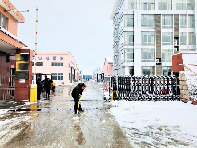 大雪覆蓋道路，員工合力鏟雪