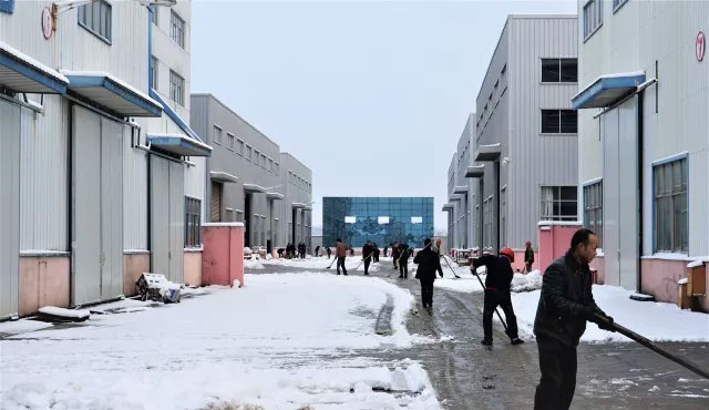 大雪覆蓋道路，員工合力鏟雪