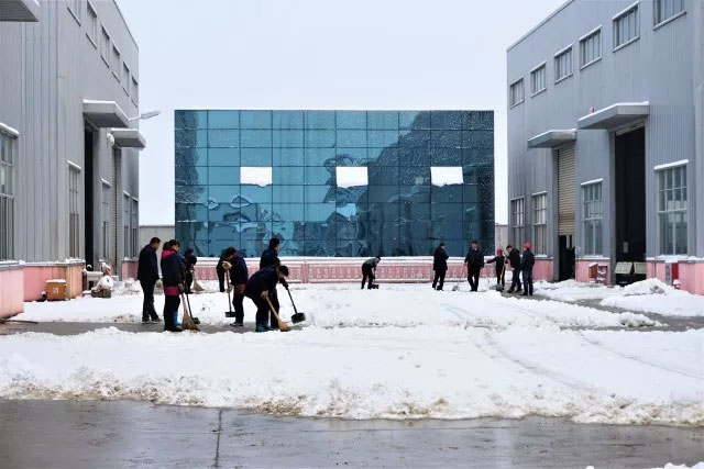 大雪覆蓋道路，員工合力鏟雪