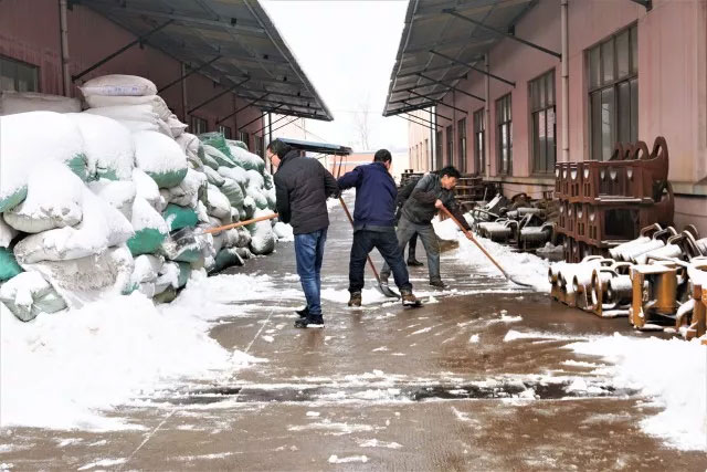 大雪覆蓋道路，員工合力鏟雪