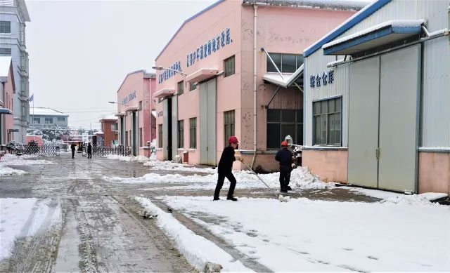 大雪覆蓋道路，員工合力鏟雪
