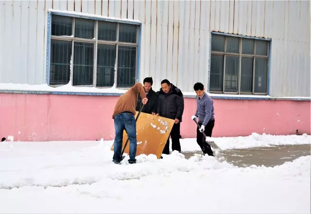 大雪覆蓋道路，員工合力鏟雪