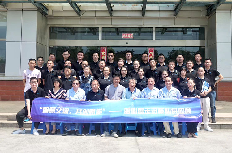 藍(lán)必盛公司與宙斯泵業(yè)公司合影留念